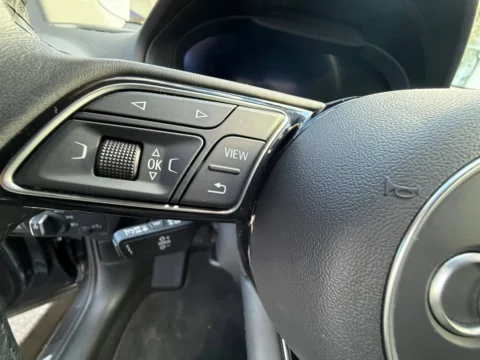 Audi Q2 — Кнопки на руле и элементы управления Audi Audi Q2: кнопки на руле и элементы управления Audi