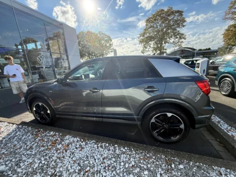 Audi Q2 — Боковой профиль автомобиля Audi Q2: боковой профиль автомобиля