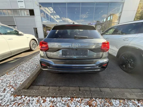 Audi Q2 — Общий вид автомобиля сзади Audi Q2: общий вид автомобиля сзади