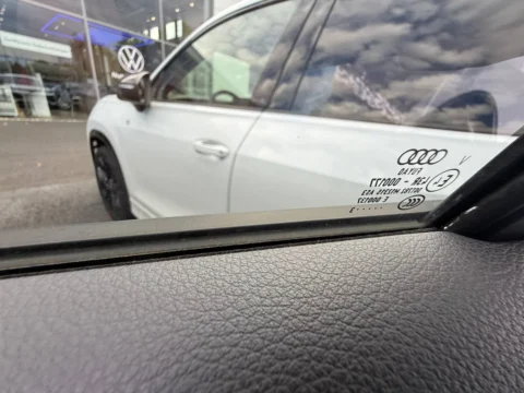 Audi Q2 — Маркировка стекла двери Audi Q2: маркировка стекла двери