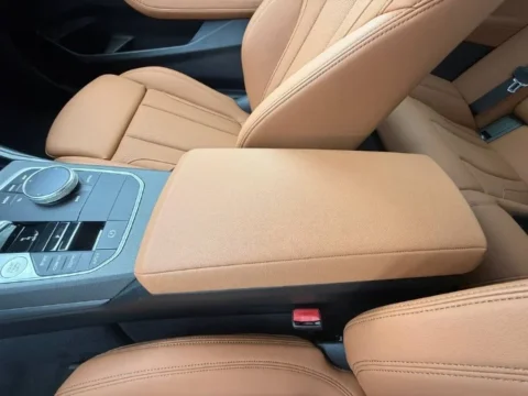 BMW 218 — Передние сиденья и центральный подлокотник BMW 218: передние сиденья и центральный подлокотник
