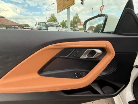 BMW 218 — Дверная карта с оранжевой кожаной вставкой BMW 218: дверная карта с оранжевой кожаной вставкой