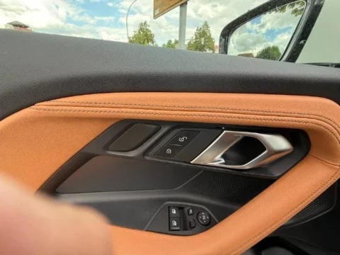 BMW 218 — Внутренняя ручка двери и кнопки стеклоподъёмника BMW 218: внутренняя ручка двери и кнопки стеклоподъёмника