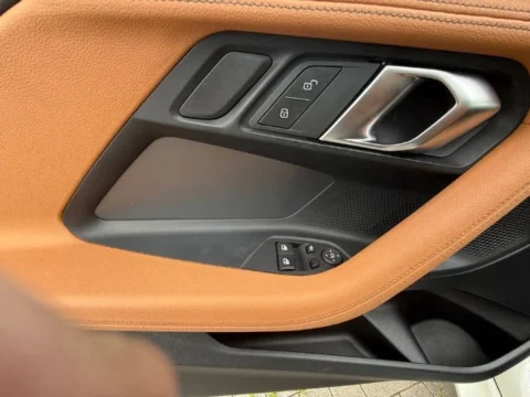 BMW 218 — Дверной подлокотник и блок управления зеркалами BMW 218: дверной подлокотник и блок управления зеркалами