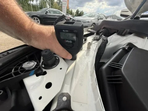 BMW 218 — Проверка толщины покрытия у верхнего крепления стойки BMW 218: проверка толщины покрытия у верхнего крепления стойки