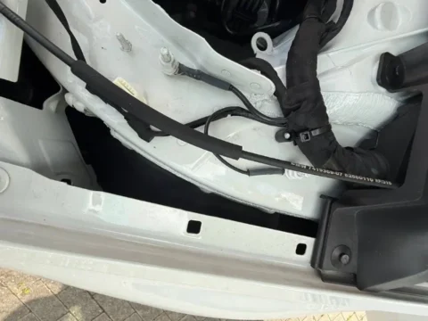 BMW 218 — Проводка и трубки вдоль внутренней панели моторного отсека BMW 218: проводка и трубки вдоль внутренней панели моторного отсека