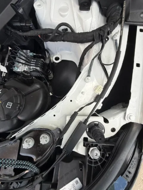 BMW 218 — Шланги и проводка у передней панели под капотом BMW 218: шланги и проводка у передней панели под капотом