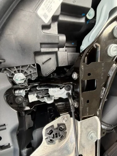 BMW 218 — Замок капота и передняя кузовная панель BMW 218: замок капота и передняя кузовная панель