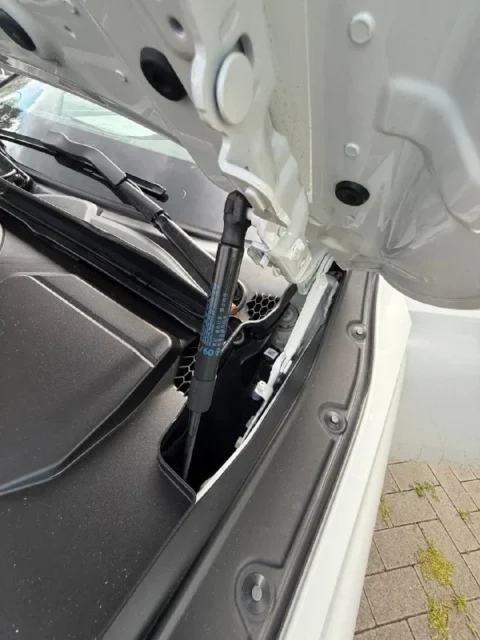 BMW 218 — Петля капота, упор и кромка водостока BMW 218: петля капота, упор и кромка водостока