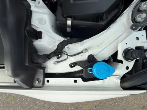 BMW 218 — Горловина омывателя и жгут проводов на панели BMW 218: горловина омывателя и жгут проводов на панели
