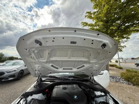 BMW 218 — Двигатель и внутренняя поверхность открытого капота BMW 218: двигатель и внутренняя поверхность открытого капота