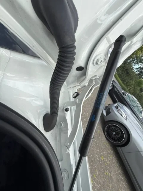 BMW 218 — Проводка и упор крышки багажника в открытом проёме BMW 218: проводка и упор крышки багажника в открытом проёме