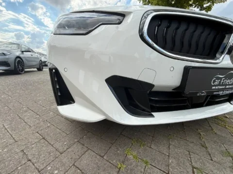 BMW 218 — Передняя фара, решётка и бампер, низкий ракурс BMW 218: передняя фара, решётка и бампер, низкий ракурс