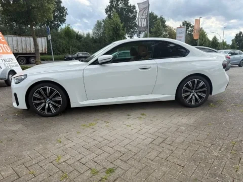 BMW 218 — Общий вид автомобиля сбоку BMW 218: общий вид автомобиля сбоку