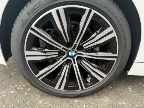BMW 218 — Многоспицевый колёсный диск BMW крупным планом BMW 218: многоспицевый колёсный диск BMW крупным планом