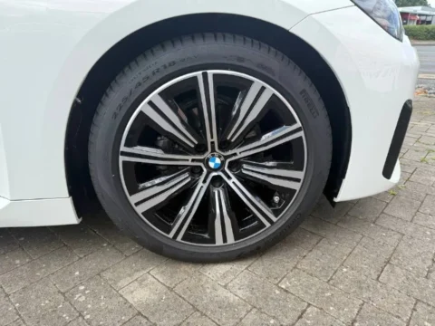 BMW 218 — Колесо с шиной под передней аркой BMW 218: колесо с шиной под передней аркой