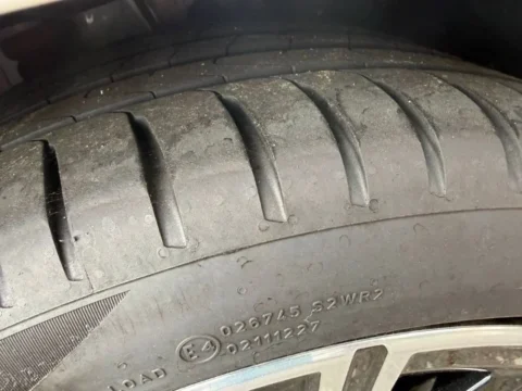 BMW 218 — Протектор и боковина шины крупным планом BMW 218: протектор и боковина шины крупным планом