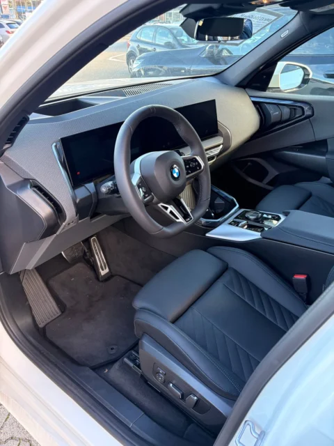 BMW X3 — Рабочее место водителя и напольное покрытие BMW X3: рабочее место водителя и напольное покрытие