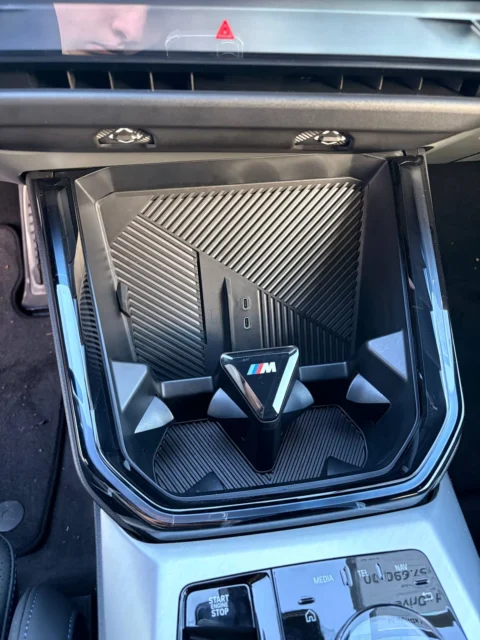BMW X3 — Передний отсек центральной консоли и площадка зарядки BMW X3: передний отсек центральной консоли и площадка зарядки