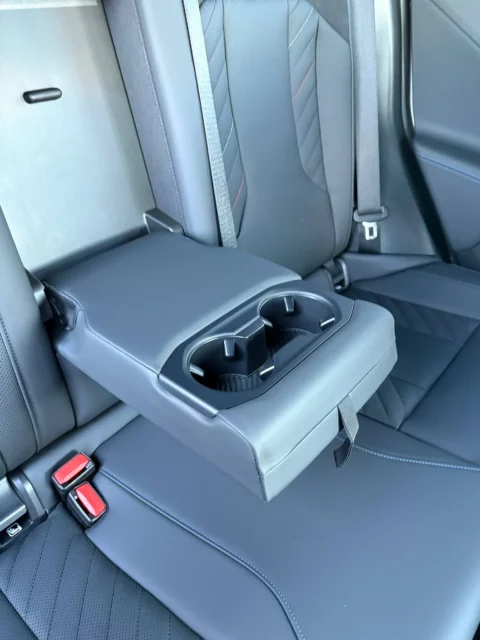 BMW X3 — Откинутый задний подлокотник с подстаканниками BMW X3: откинутый задний подлокотник с подстаканниками