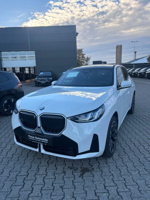 BMW X3 — BMW X3 спереди на площадке автосалона BMW X3: BMW X3 спереди на площадке автосалона