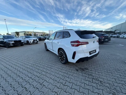 BMW X3 — Задняя часть автомобиля в ракурсе слева BMW X3: задняя часть автомобиля в ракурсе слева