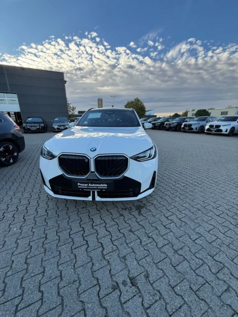 BMW X3 — Фронтальный ракурс BMW X3 на стоянке BMW X3: фронтальный ракурс BMW X3 на стоянке
