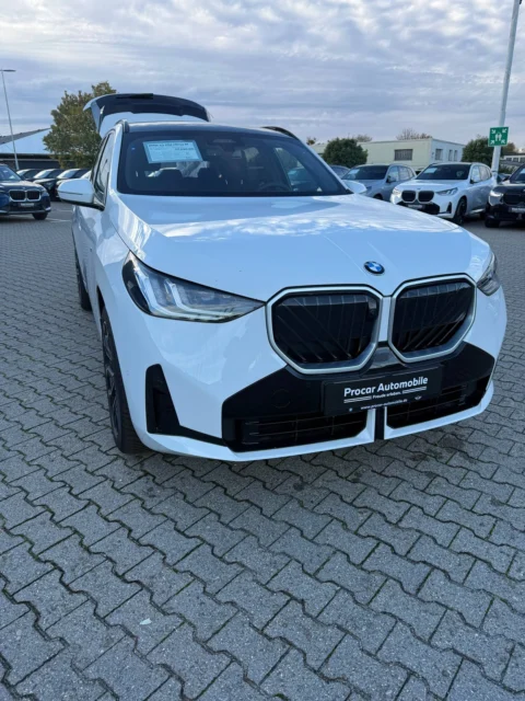 BMW X3 — Капот, фары и передний бампер в общем ракурсе BMW X3: капот, фары и передний бампер в общем ракурсе