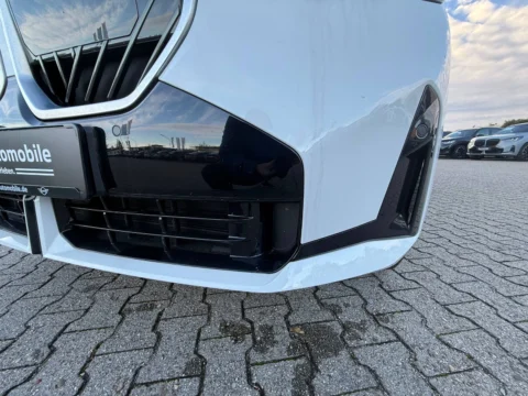 BMW X3 — Левый угол переднего бампера крупным планом BMW X3: левый угол переднего бампера крупным планом
