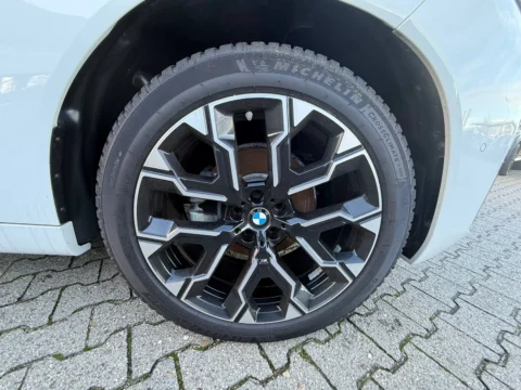 BMW X3 — Легкосплавный диск BMW и боковина шины в арке BMW X3: легкосплавный диск BMW и боковина шины в арке