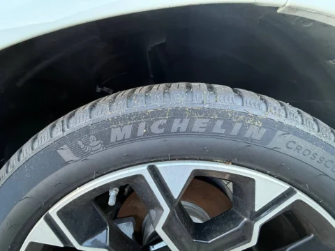BMW X3 — Надпись Michelin на боковине шины BMW X3: надпись Michelin на боковине шины