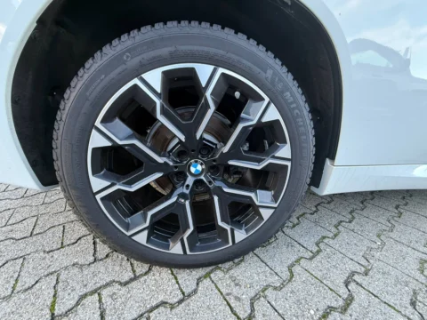 BMW X3 — Колесо и рисунок двухцветного диска BMW X3: колесо и рисунок двухцветного диска
