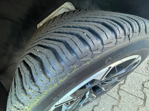 BMW X3 — Протектор шины Michelin CrossClimate крупным планом BMW X3: протектор шины Michelin CrossClimate крупным планом