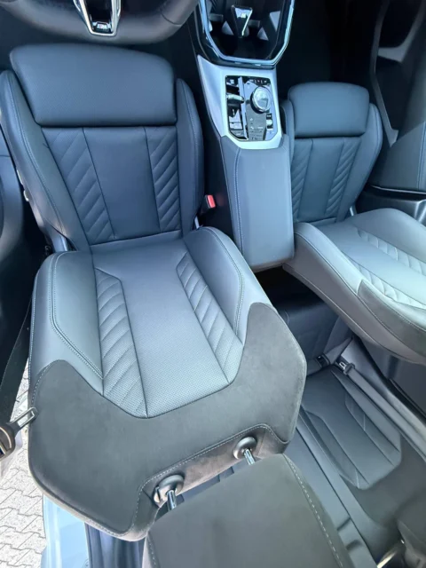 BMW X3 — Переднее кресло и тоннель при взгляде сверху BMW X3: переднее кресло и тоннель при взгляде сверху