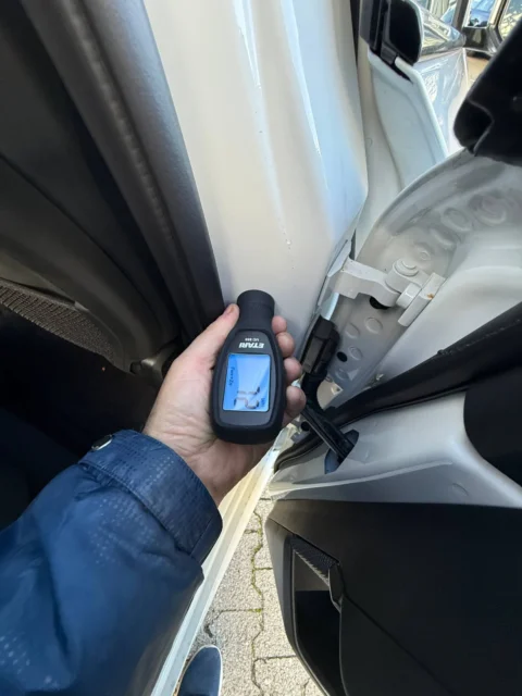 BMW X3 — Толщиномер на внутренней панели около петли двери BMW X3: толщиномер на внутренней панели около петли двери