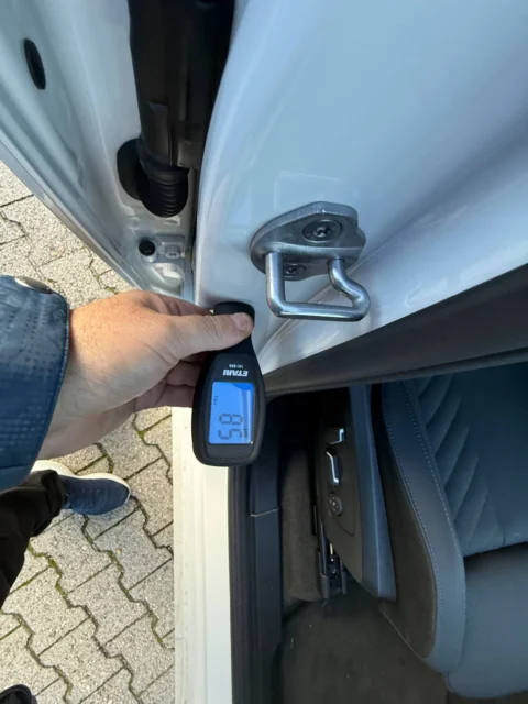 BMW X3 — Толщиномер на стойке под ответной частью дверного замка BMW X3: толщиномер на стойке под ответной частью дверного замка