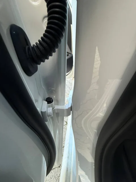 BMW X3 — Нижняя дверная петля и гофра проводки BMW X3: нижняя дверная петля и гофра проводки