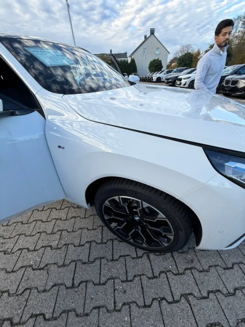 BMW X3 — Переднее крыло и колесо при поднятом капоте BMW X3: переднее крыло и колесо при поднятом капоте