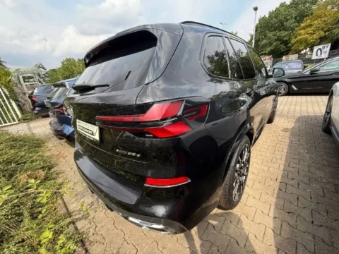 BMW X5 2025 — Задний угол кузова, фонари и бампер BMW X5 2025: задний угол кузова, фонари и бампер