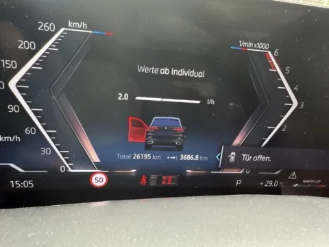 BMW X5 2025 — Цифровая приборная панель с показаниями одометра BMW X5 2025: цифровая приборная панель с показаниями одометра