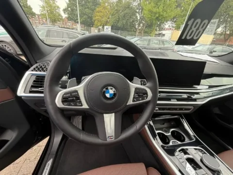 BMW X5 2025 — Рулевое колесо и передняя панель BMW X5 2025: рулевое колесо и передняя панель