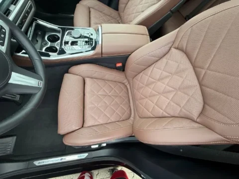 BMW X5 2025 — Переднее кожаное кресло и центральная консоль BMW X5 2025: переднее кожаное кресло и центральная консоль