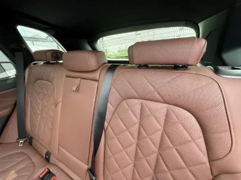 BMW X5 2025 — Задние сиденья, подголовники и ремни безопасности BMW X5 2025: задние сиденья, подголовники и ремни безопасности