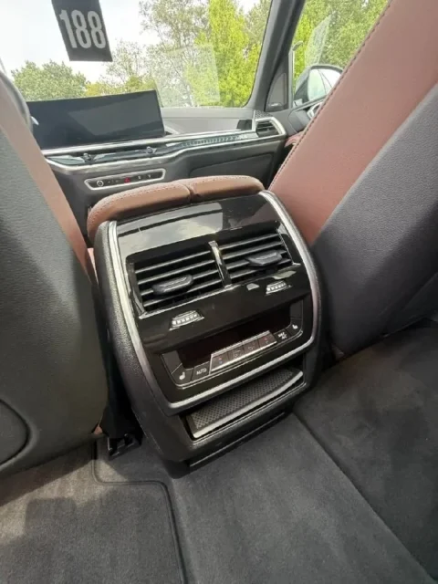 BMW X5 2025 — Задние дефлекторы и блок управления климатом BMW X5 2025: задние дефлекторы и блок управления климатом