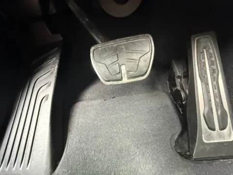 BMW X5 2025 — Педали тормоза и акселератора и ковровое покрытие BMW X5 2025: педали тормоза и акселератора и ковровое покрытие
