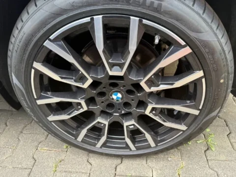 BMW X5 2025 — Колёсный диск BMW и боковина шины BMW X5 2025: колёсный диск BMW и боковина шины