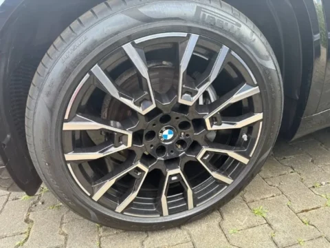 BMW X5 2025 — Общий вид колеса с многоспицевым диском BMW X5 2025: общий вид колеса с многоспицевым диском