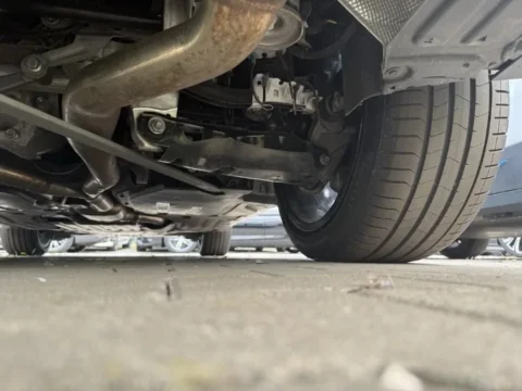 BMW X5 2025 — Рычаги подвески, колесо и выхлопная труба снизу BMW X5 2025: рычаги подвески, колесо и выхлопная труба снизу