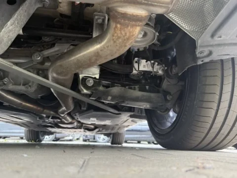 BMW X5 2025 — Крепления подвески и нижняя часть кузова возле колеса BMW X5 2025: крепления подвески и нижняя часть кузова возле колеса