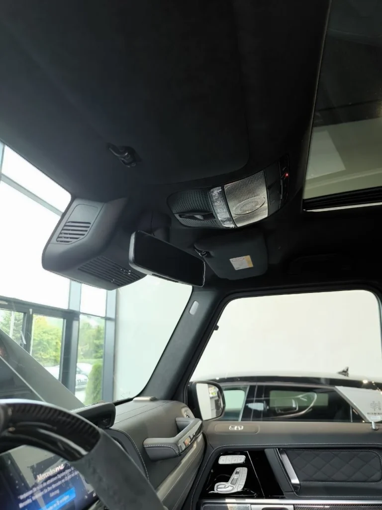 Mercedes-Benz G63: обивка потолка и передний потолочный блок
